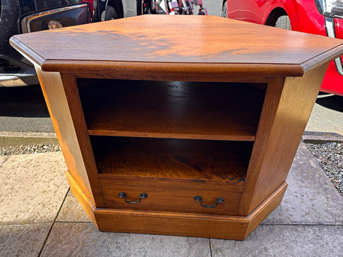 Hexagonal wooden corner - hexagonal, tv